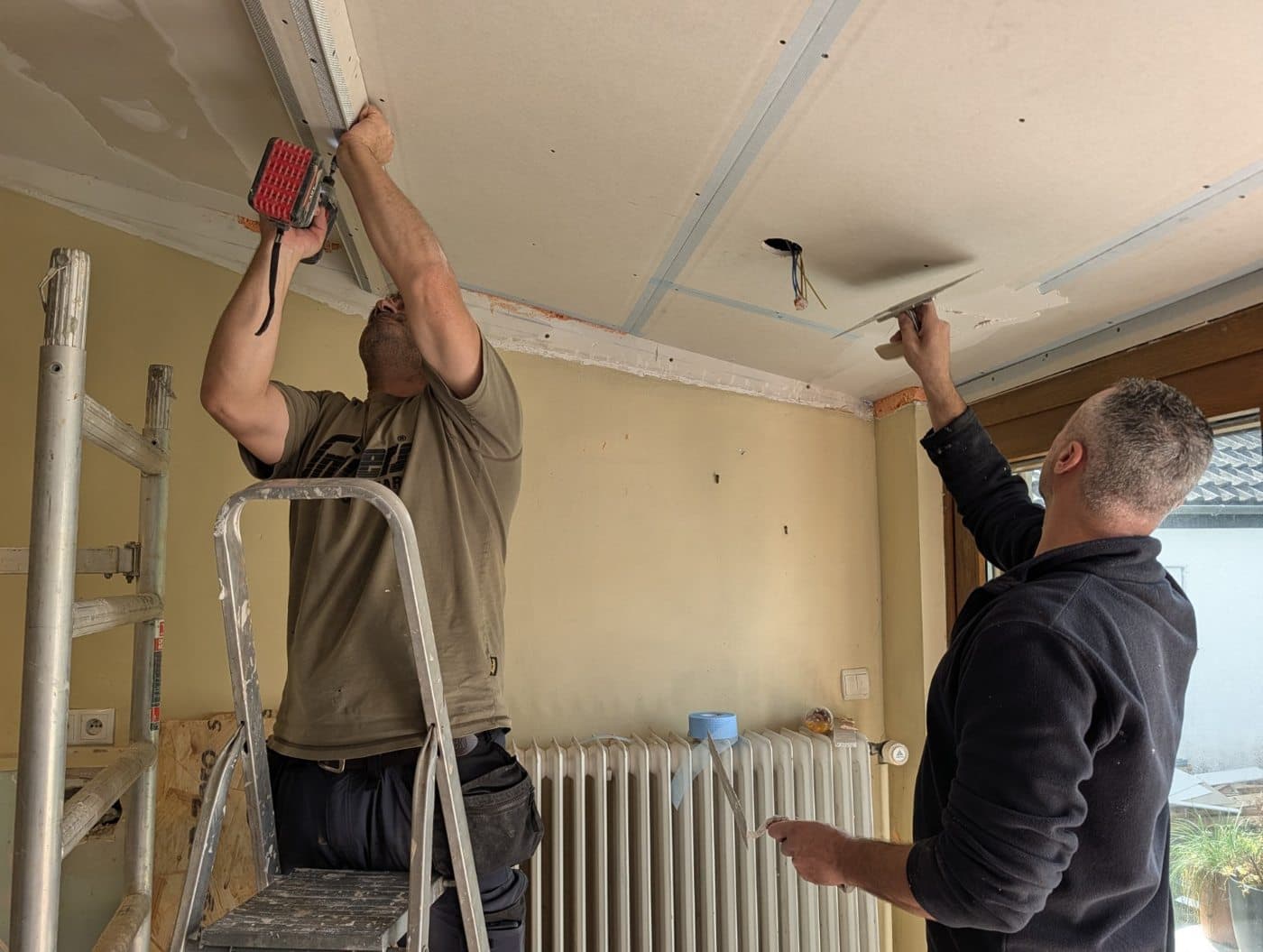 Travaux électriques au plafond